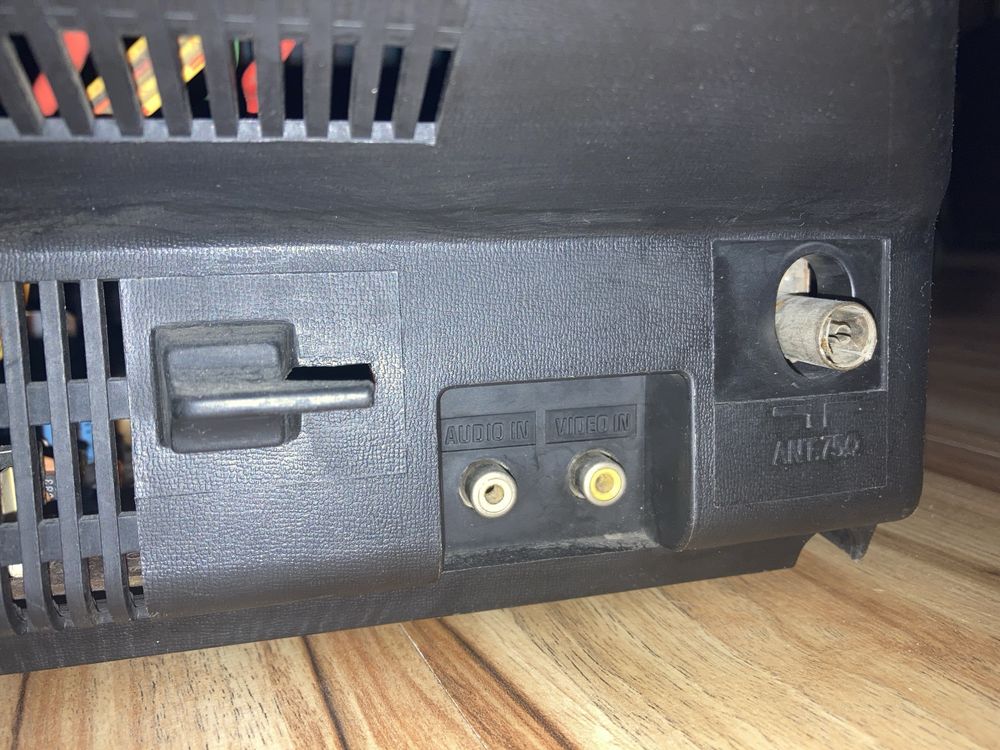 Stary telewizor kineskopowy CRT Sanyo CEP3012PSD