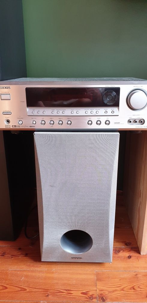 Amplituner Onkyo 7.1 + sundbar i subwoofer