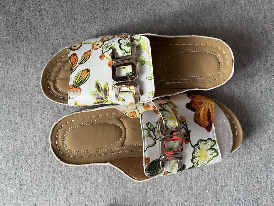 WYPRZEDAŻ  bialo kolorowe klapki damskie ,wkładka 26,5 cm