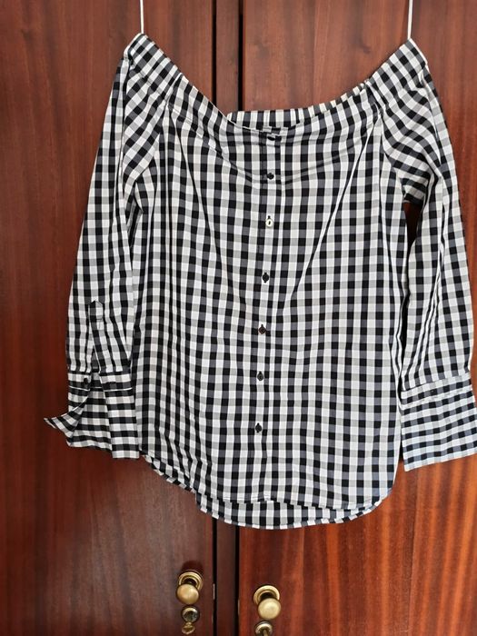 Camisa com ombros caídos, usada duas vezes