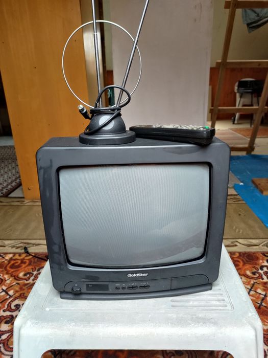 Telewizor kineskopowy GoldStar CK-14A80 z pilotem i anteną.