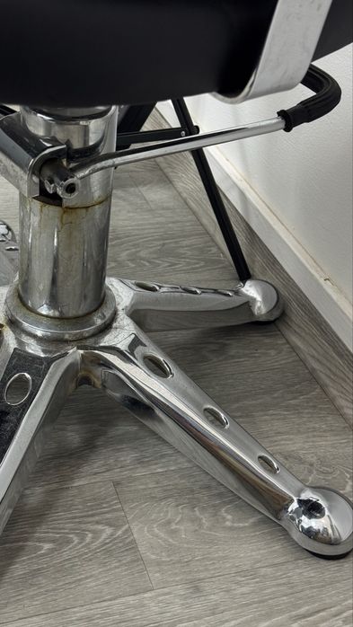 Продам парикмахерське крісло