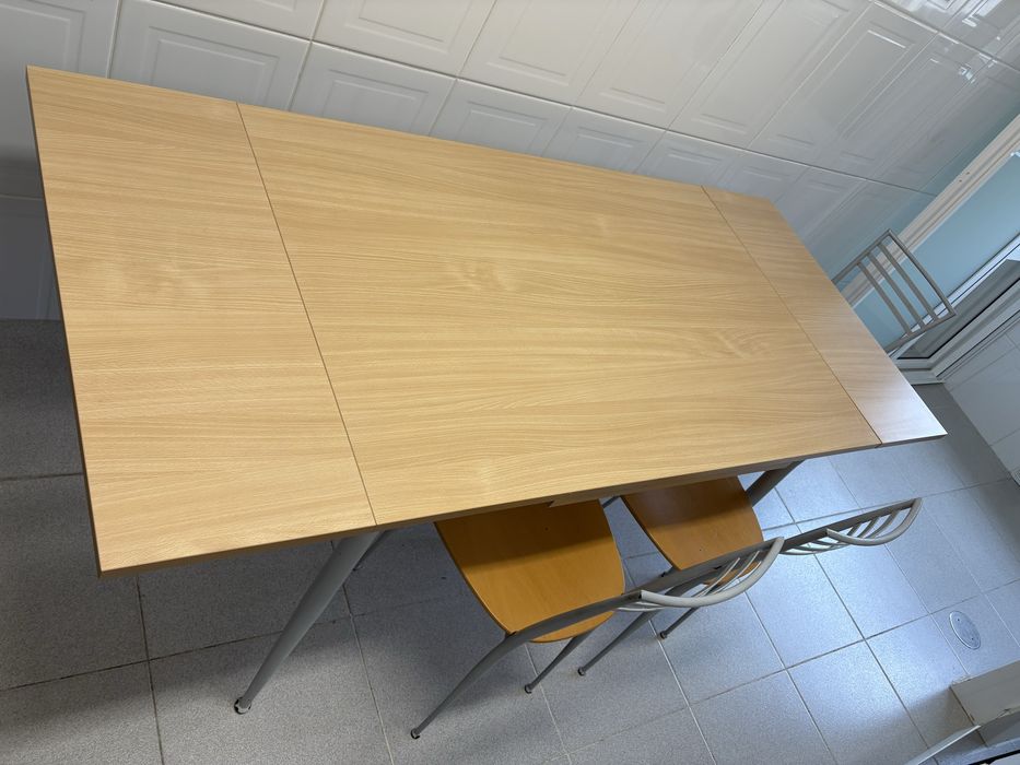 Mesa de cozinha com 4 cadeiras