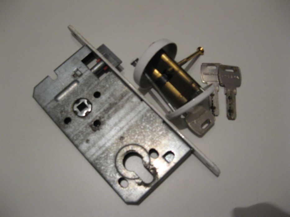 Zamek wpuszczany z wkładką Gerda trzy klucze.