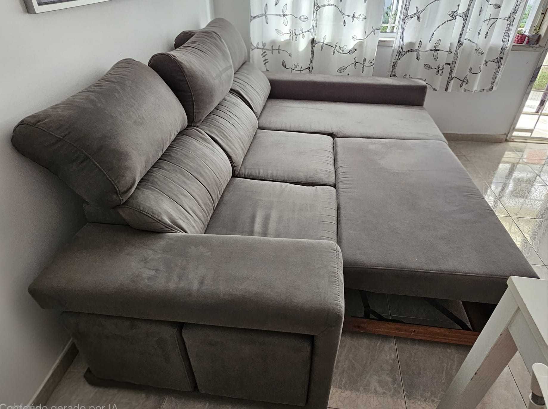 Sofá c/ Chaiselong, cama e arrumação e puffs