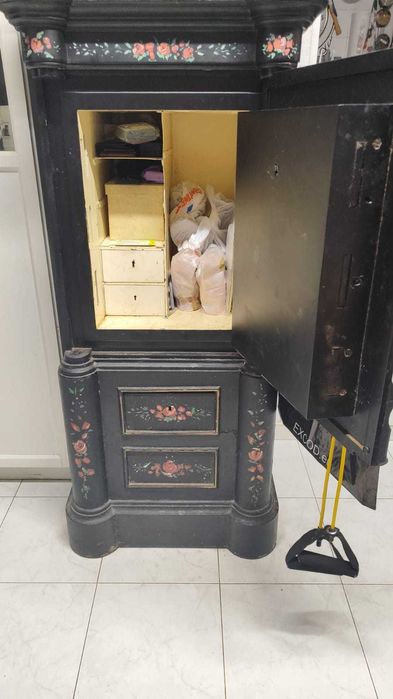 Cofre grande vertical muito antigo em ferro maciço