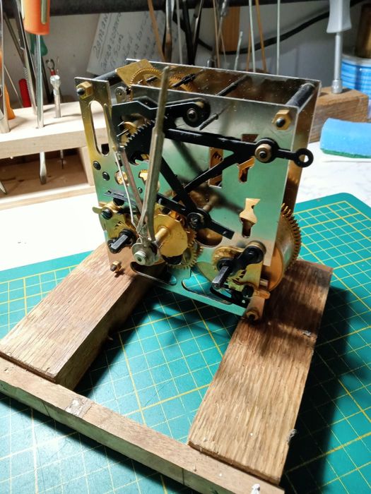 Mechanizm zegara kominkowego typu Metron