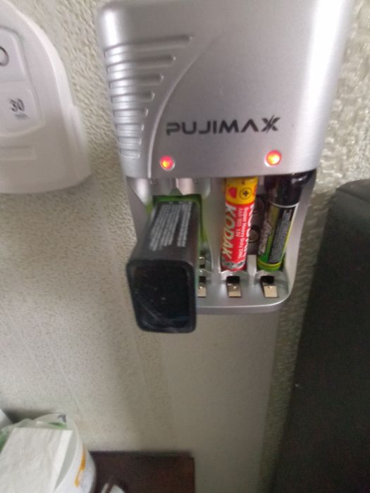 Зарядний пристрій для ААА,АА батарейок, крони.