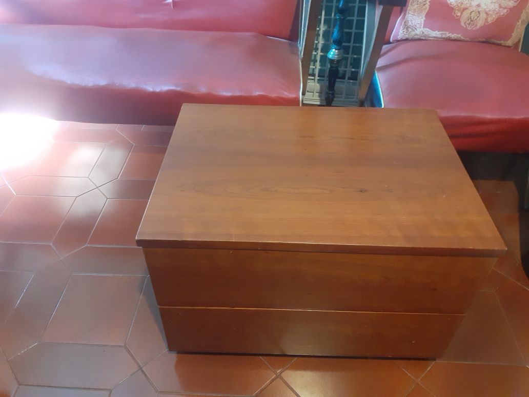 Mesa de cabeceira em cerejeira