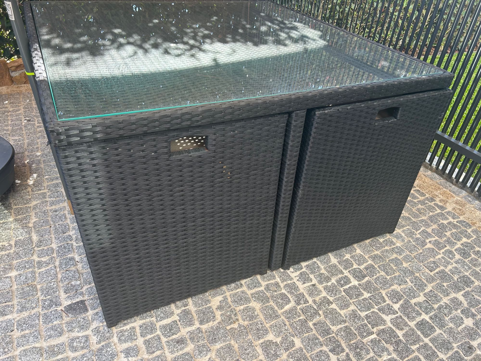 Mesa de jardim em bom estado
