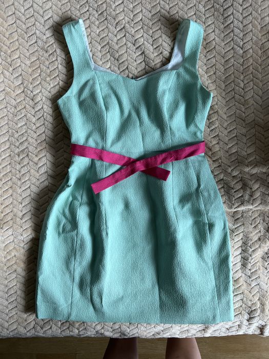 Miętowa letnia sukienka z różowym paskiem – rozmiar L