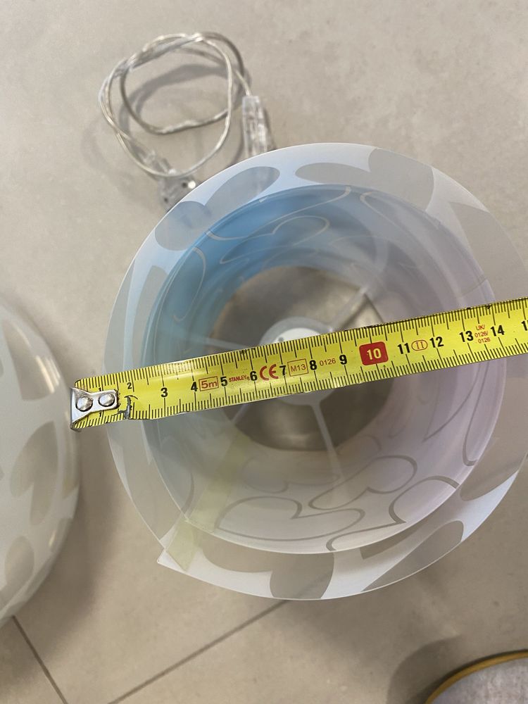 Candeeiro de teto e mesa de cabeceira quarto menina
