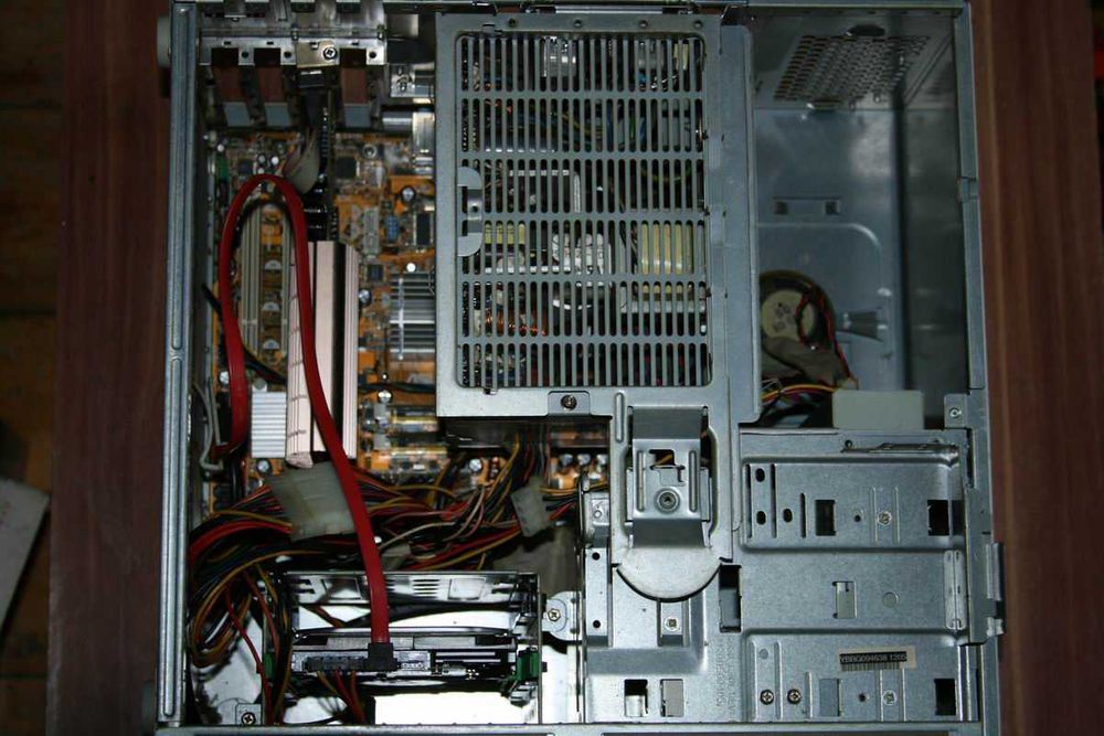 Komputer  z  płytą  Asus  serii P5  i  procesorem  Quad  Q8300