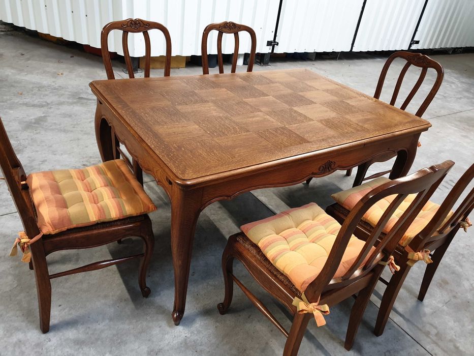 Piękna jadalnia ludwikowska komoda, witryna i stół i sześć krzeseł.