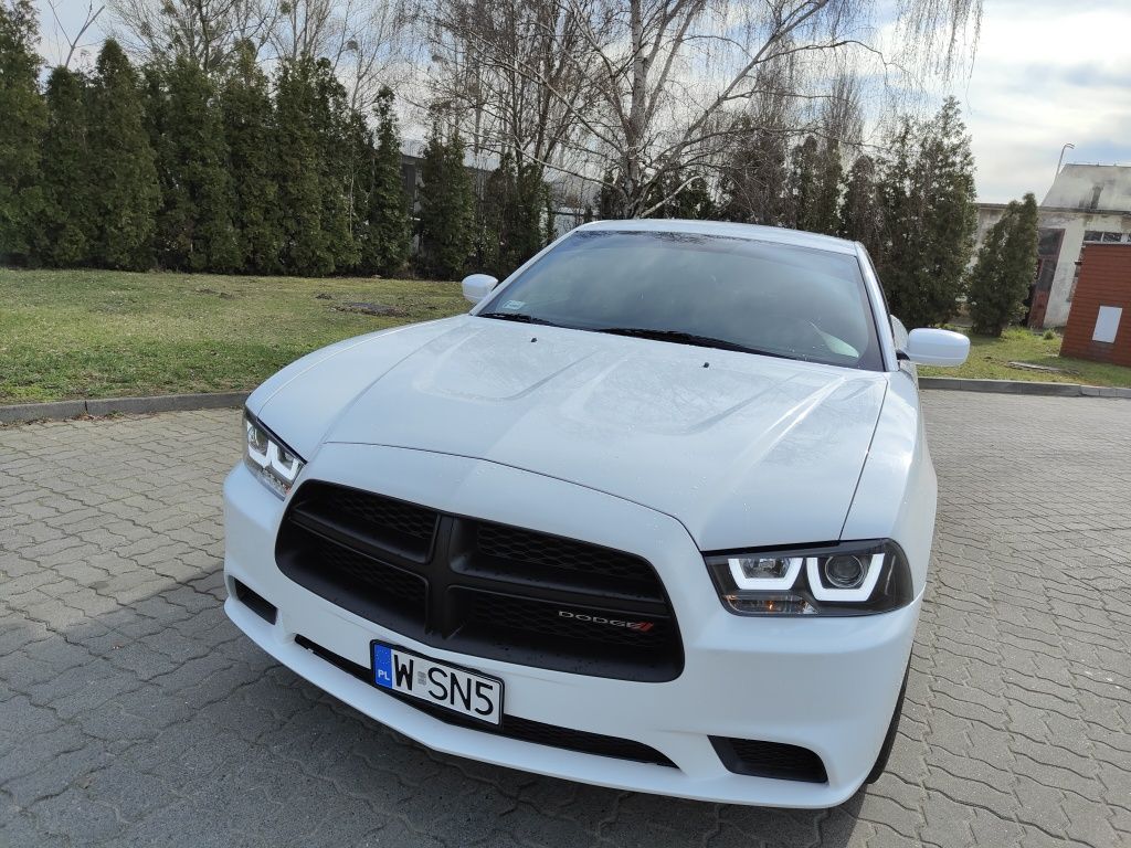 Auto do ślubu DODGE CHARGER w kolorze sukni Panny Młodej.