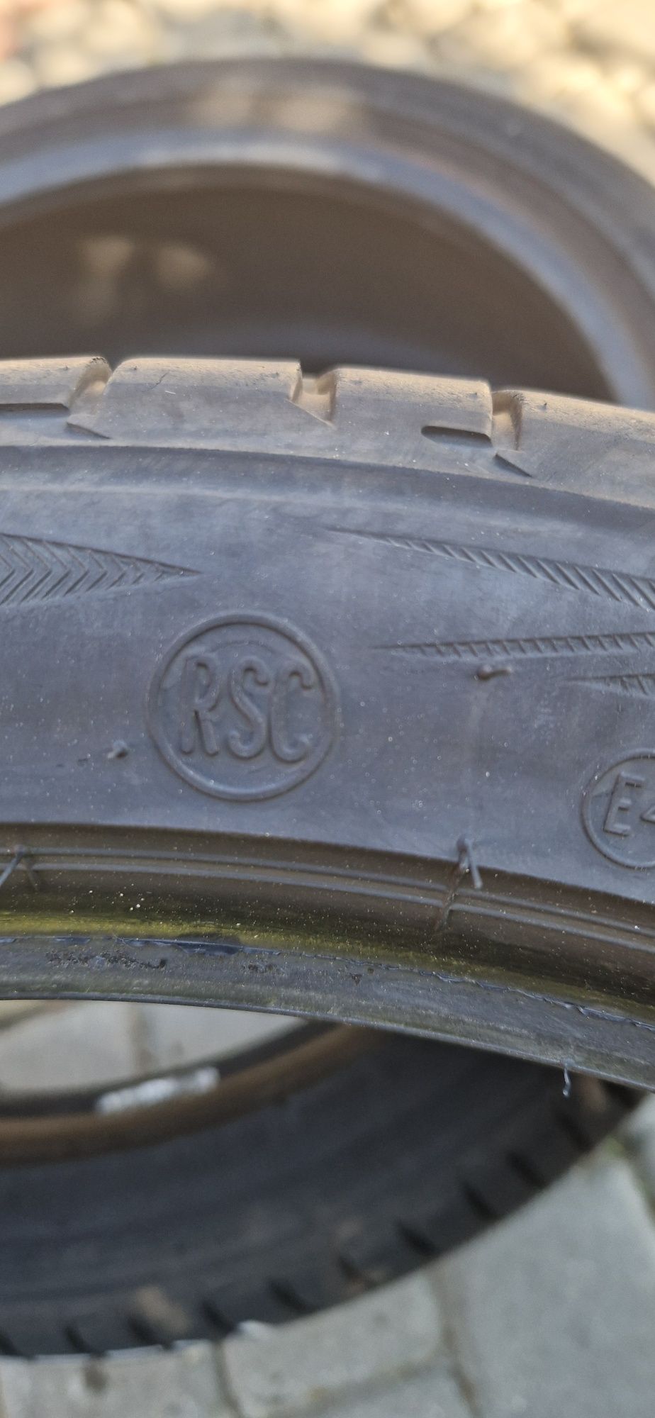 245 40 20 шини Bridgestone 2шт.