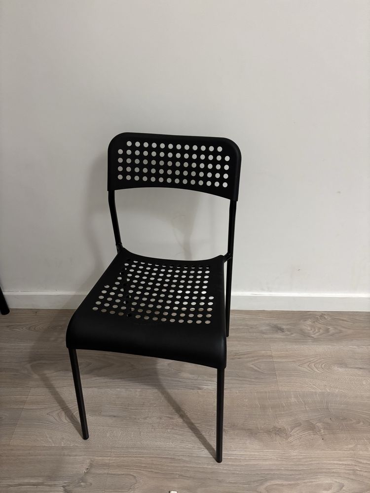Mesa e 2 cadeiras e 2 bancos IKEA