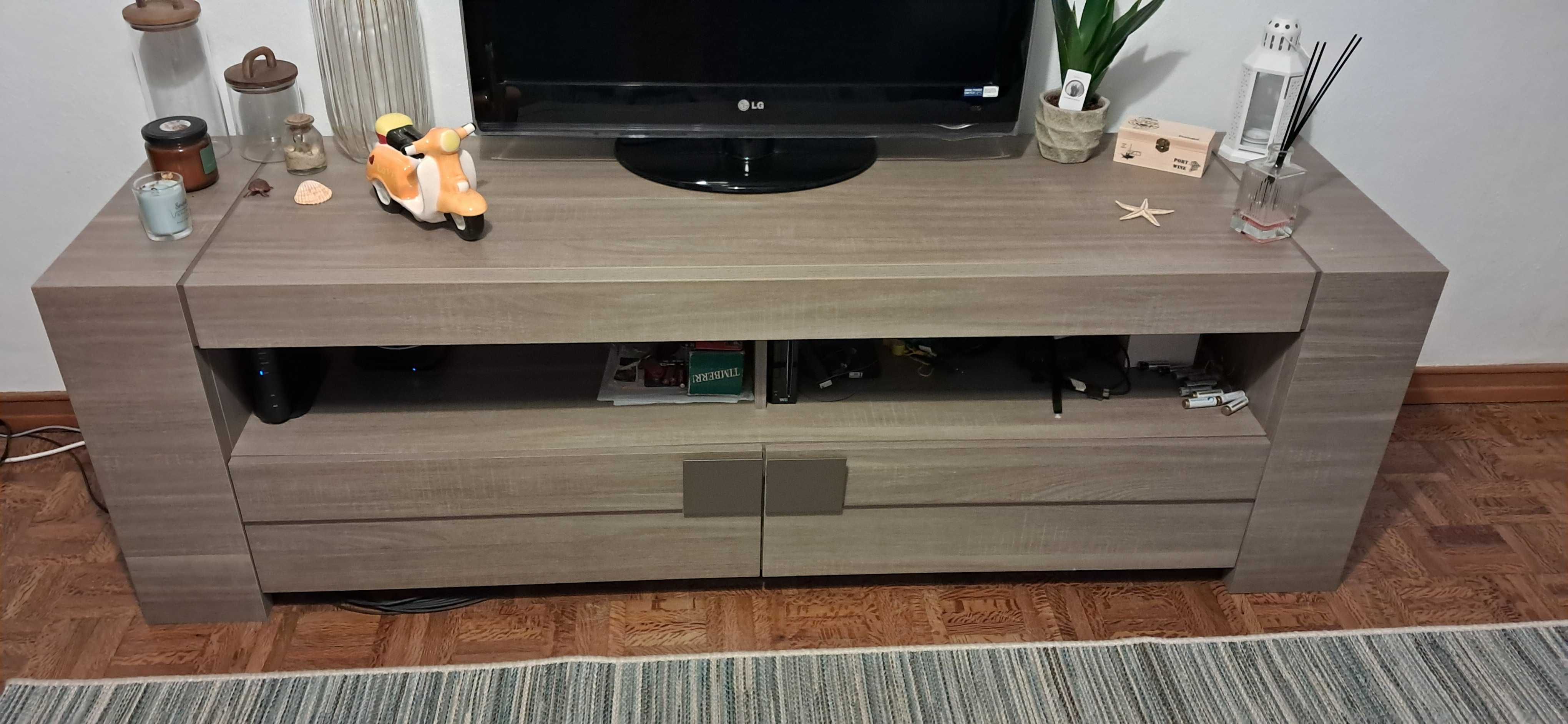 Mesa de jantar e movel de TV