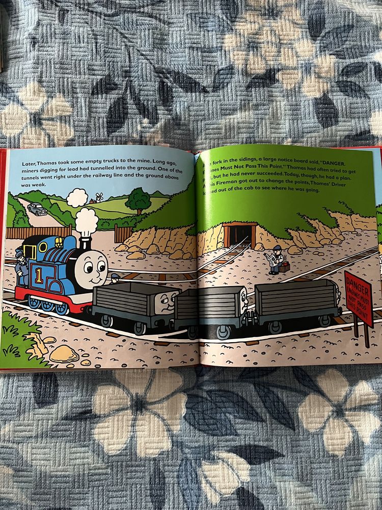 Книжка англійською паровозик Томас Thomas