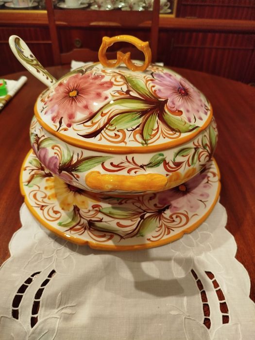 Terrina em louça com prato