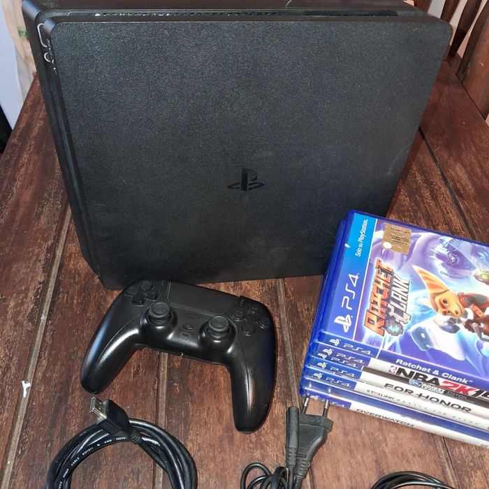 PlayStation 4 com comando e jogos