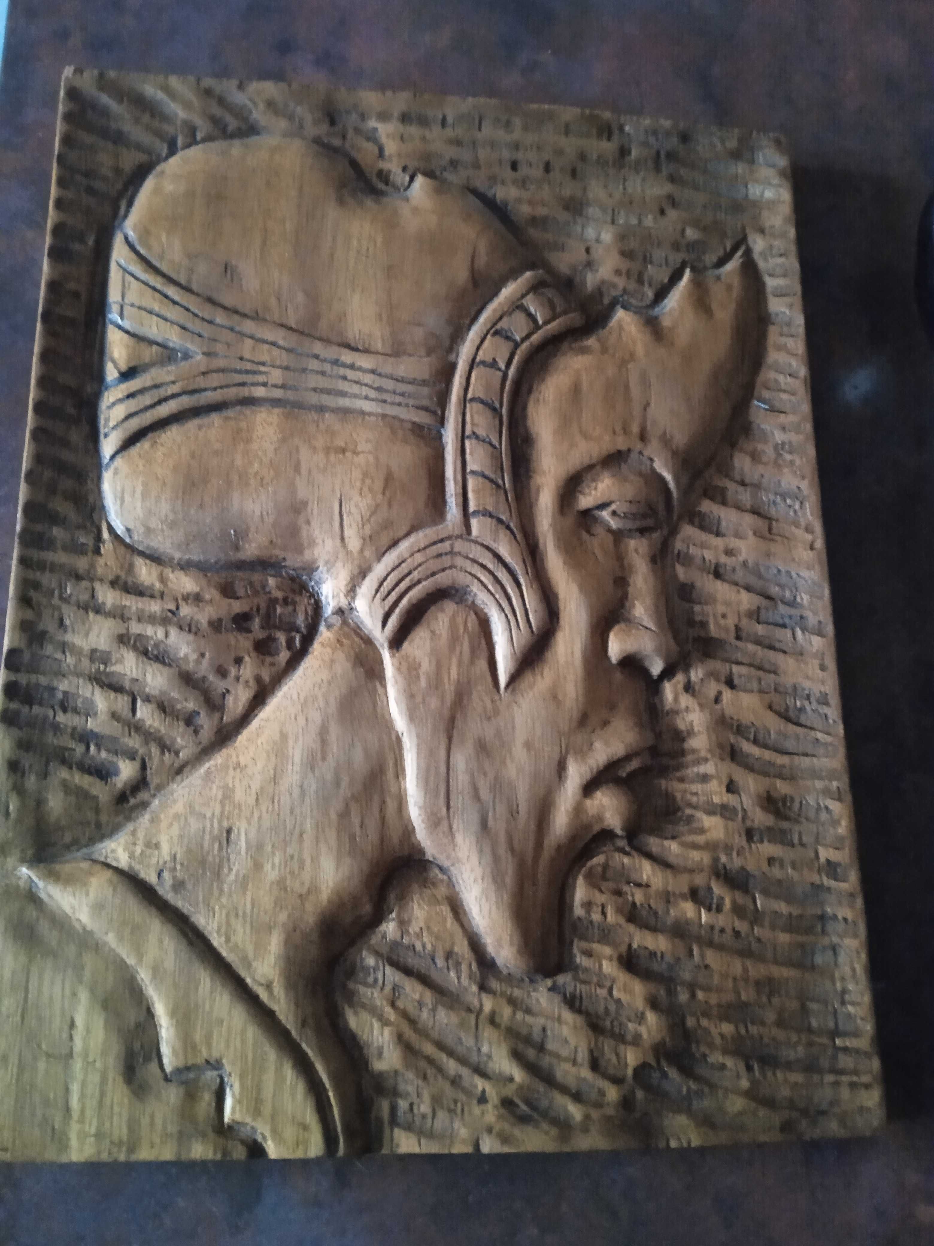 Płaskorzeźba z drewna w formie wiszącego obrazu