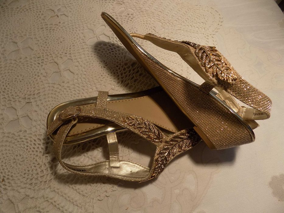 Piękne złote  sandałki -  na koturnie rozm. 38. Nowe.
