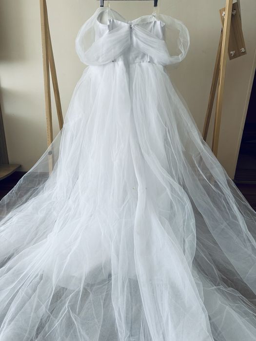 Весільна сукня з шлейфом