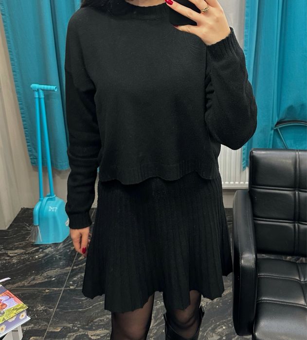 Жіночий чорний трикотажний костюм зі спідницею