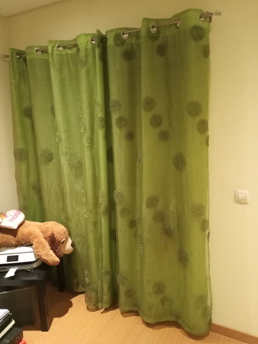 Tapete e cortina verde