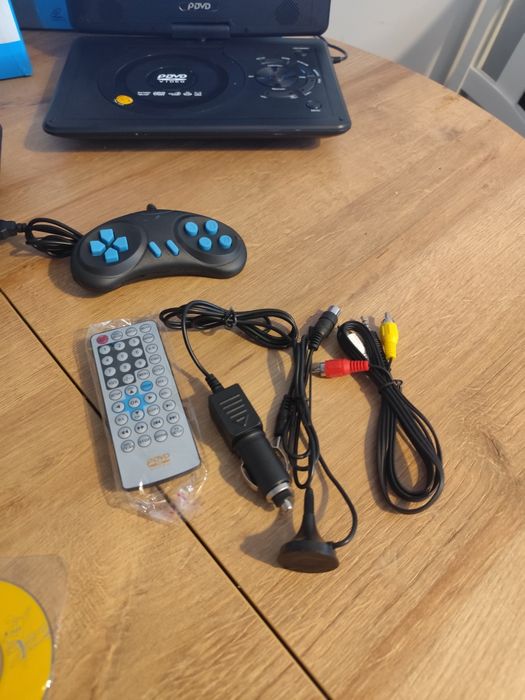 Dwa Przenośne Odtwarzacze DVD GoMedia 9808 z dużym ekranem 9.8 cala .