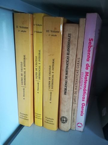 Livros de matemática, ensino superior.