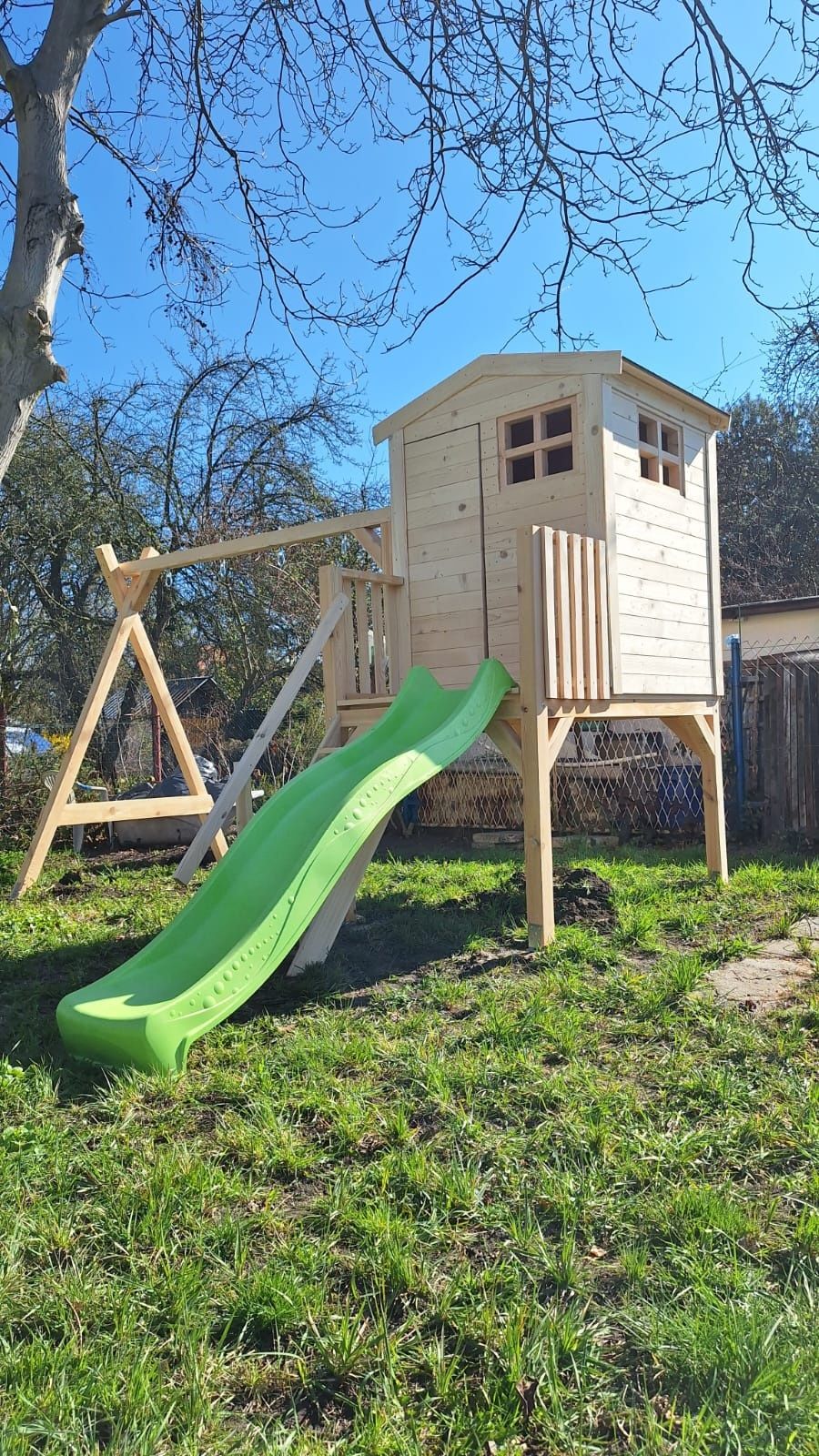 Domek Wiktor plac zabaw dla dzieci piaskownica huśtawka zjezdzalnia