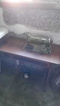 Máquina de costura e mesa Oliva