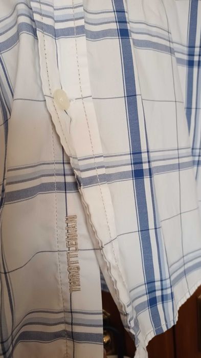 Camisa branca e azul da Throttleman