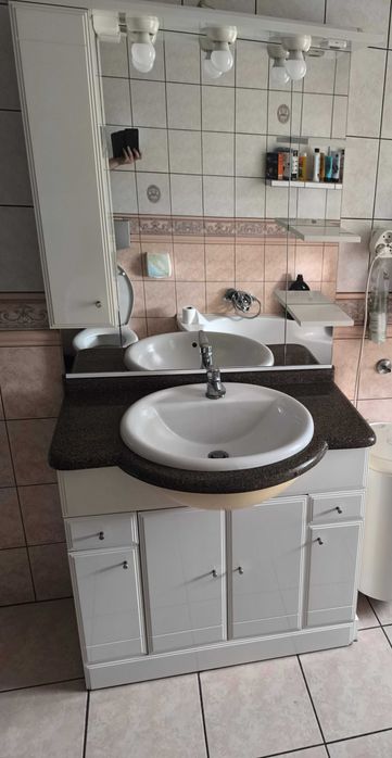 Szafka łazienkowa z umywalką + lustro – komplet