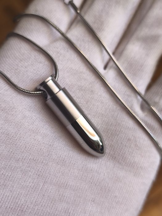 Colar com Compartimento secreto formato Bala. Em Aço inoxidável