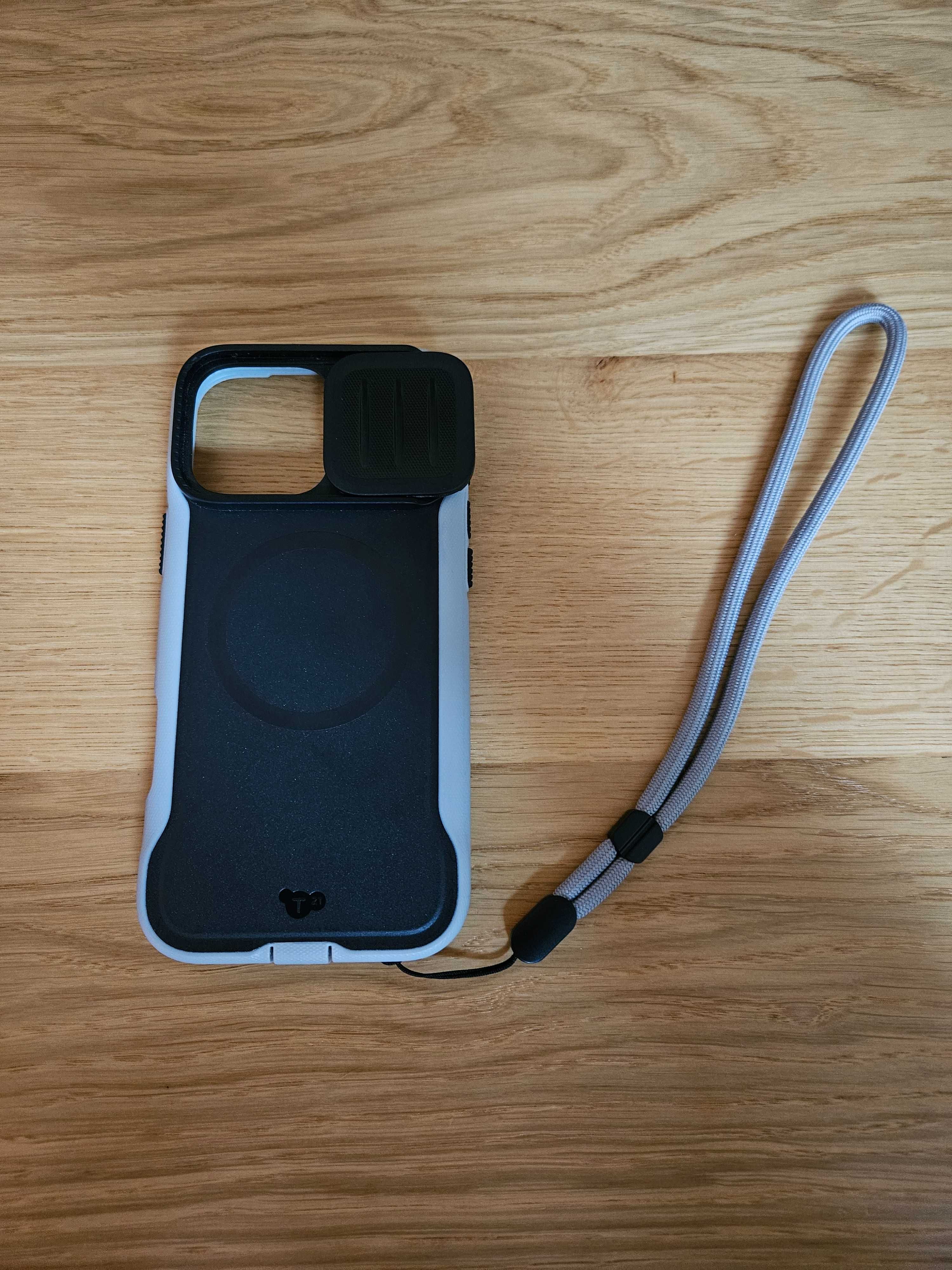 Etui Tech21 EvoMax iPhone 16 Pro Max z zaślepką na aparat.