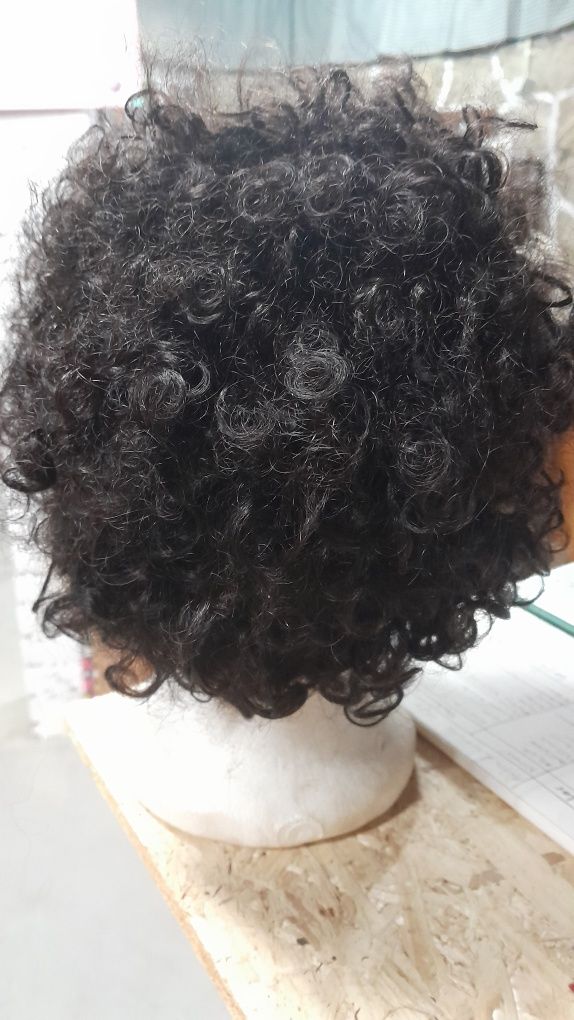 Peruca de cabelo humana cacheada com front