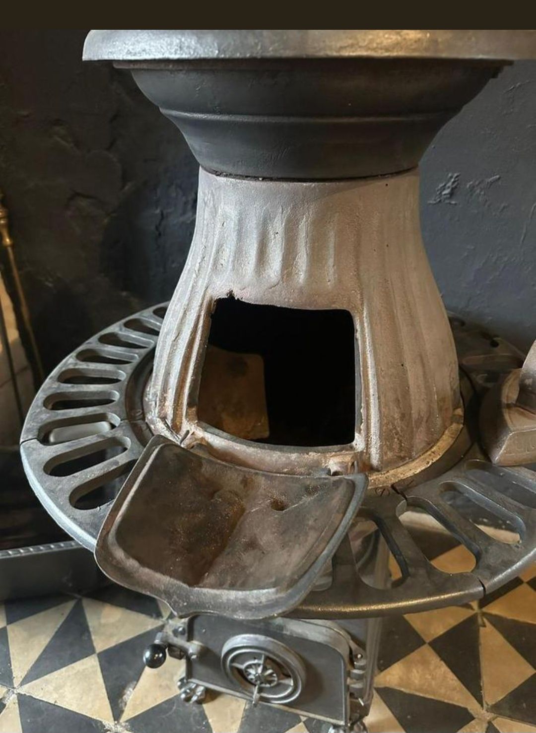 Piękny piec żeliwny