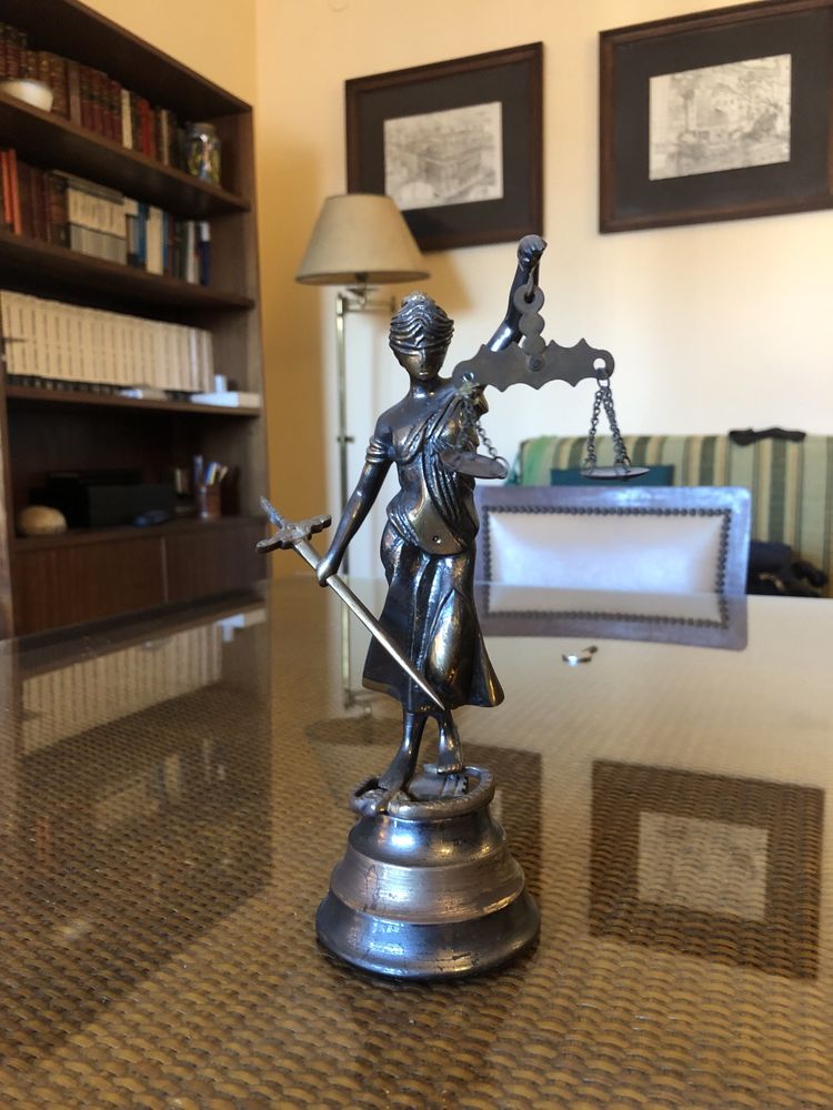 Estatueta alusiva a advocacia