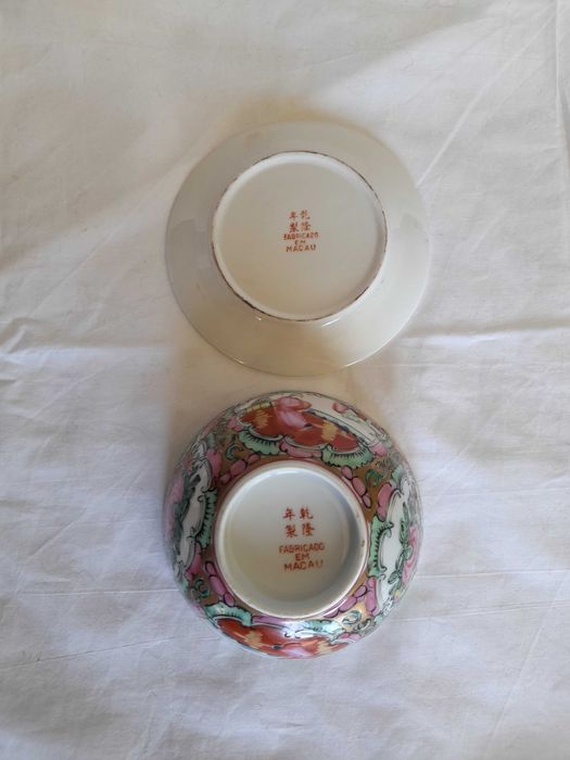 Conjunto taça e pires antigo de porcelana de Macau