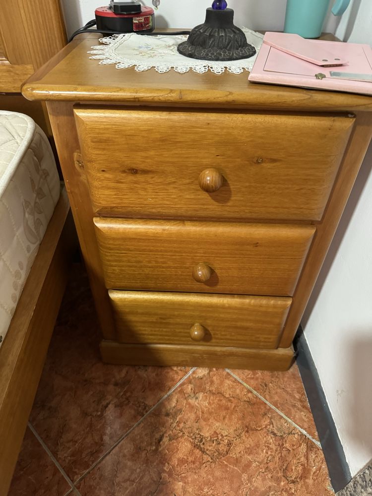 Cama de solteiro com colchao e mesinha de cabeceira