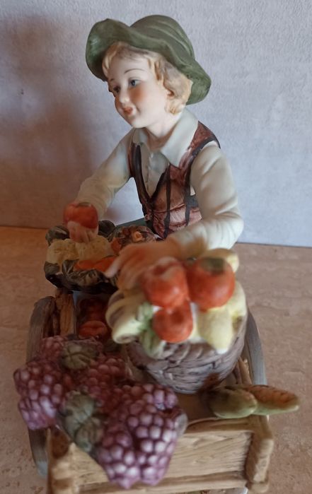 статуэтка мальчик с повозкой