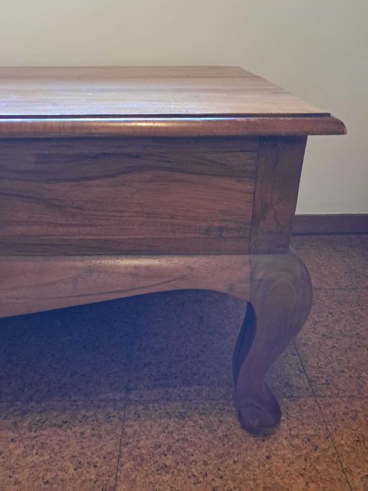 Mesa nova e muito elegante para TV ou de centro em madeira maciça
