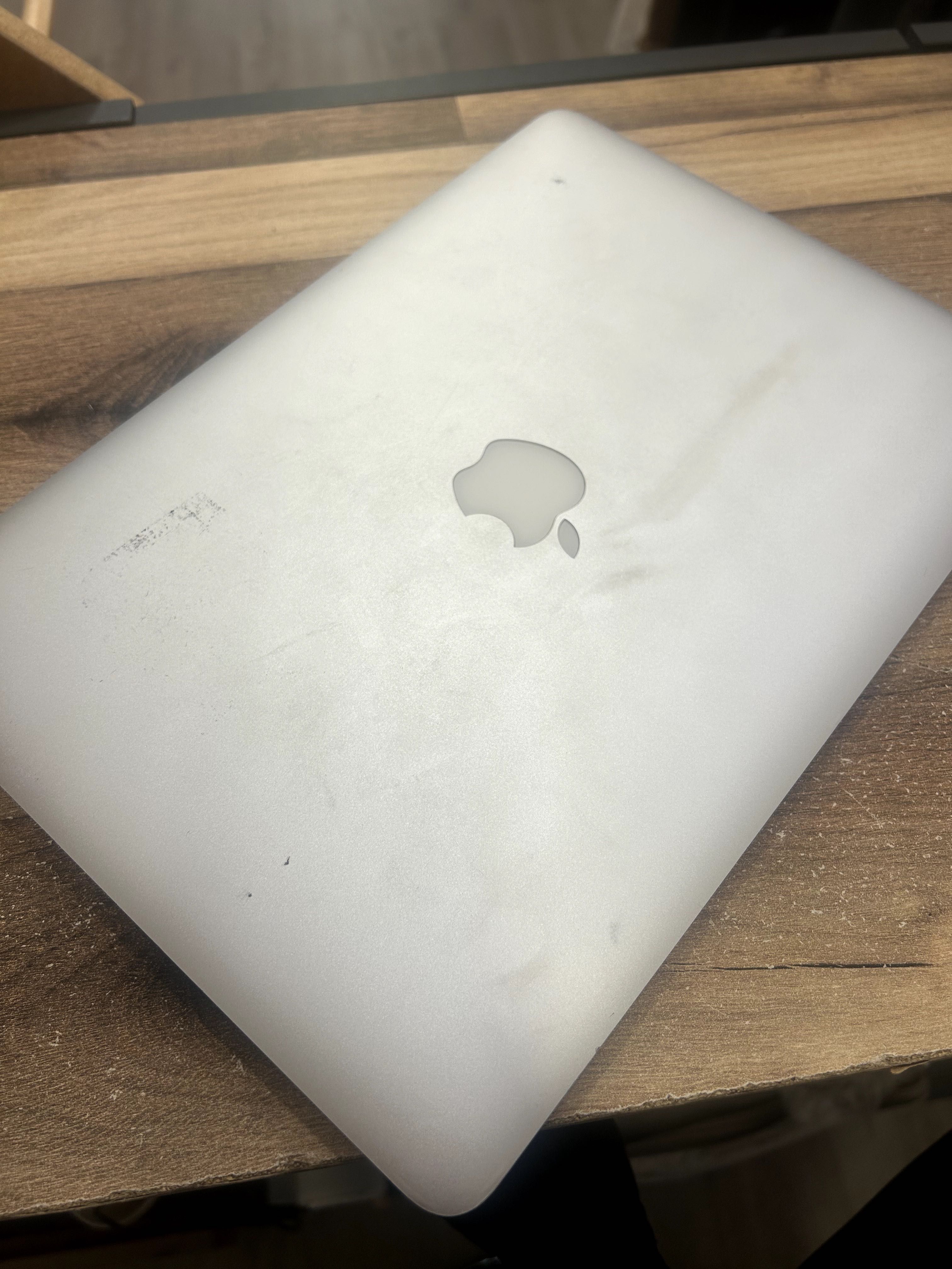 MacBook Air 13” (2017) i7 / 8GB RAM / 128GB SSD