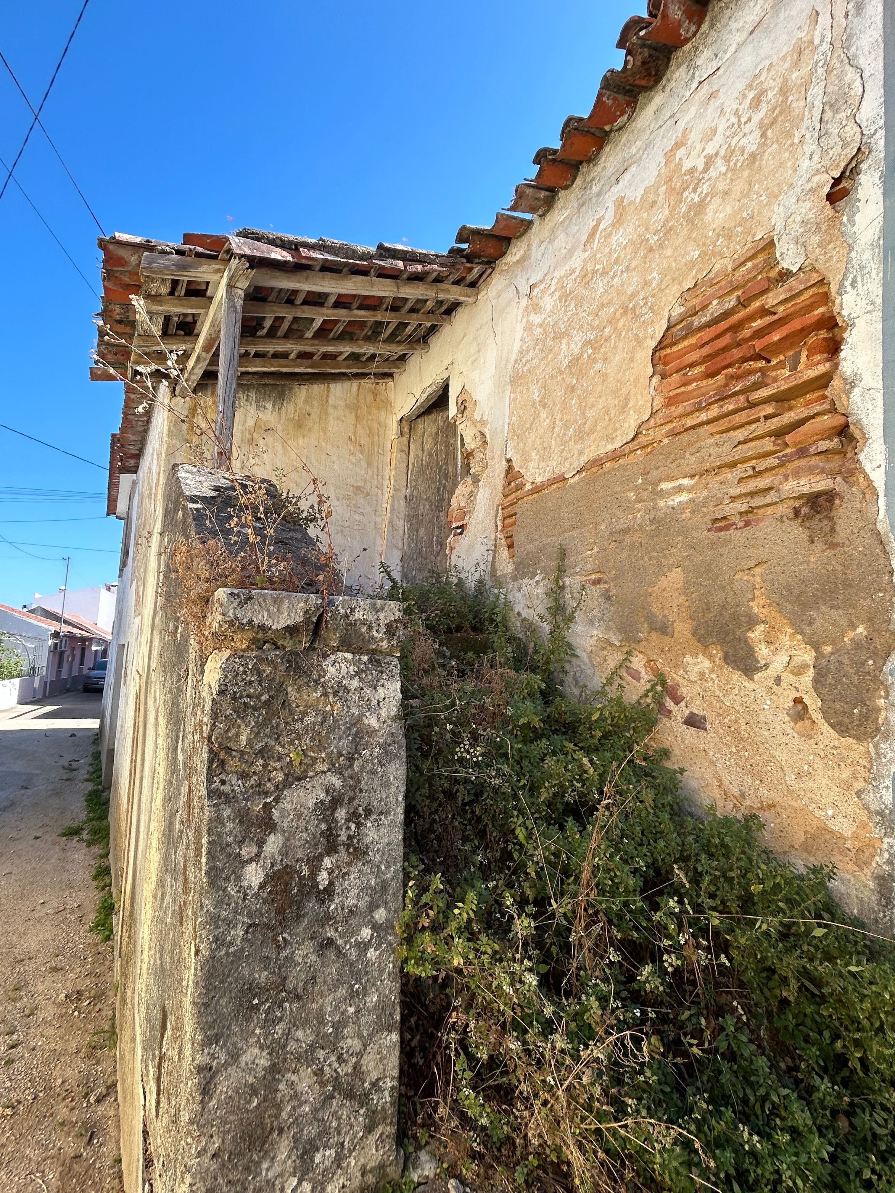 Moradia para reconstrução com projeto de arquitetura aprovado