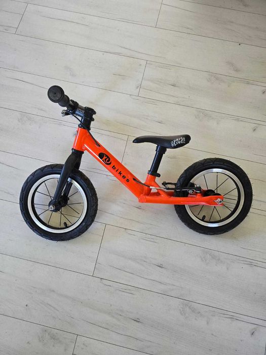 Lekki rowerek biegowy Kubikes 12'