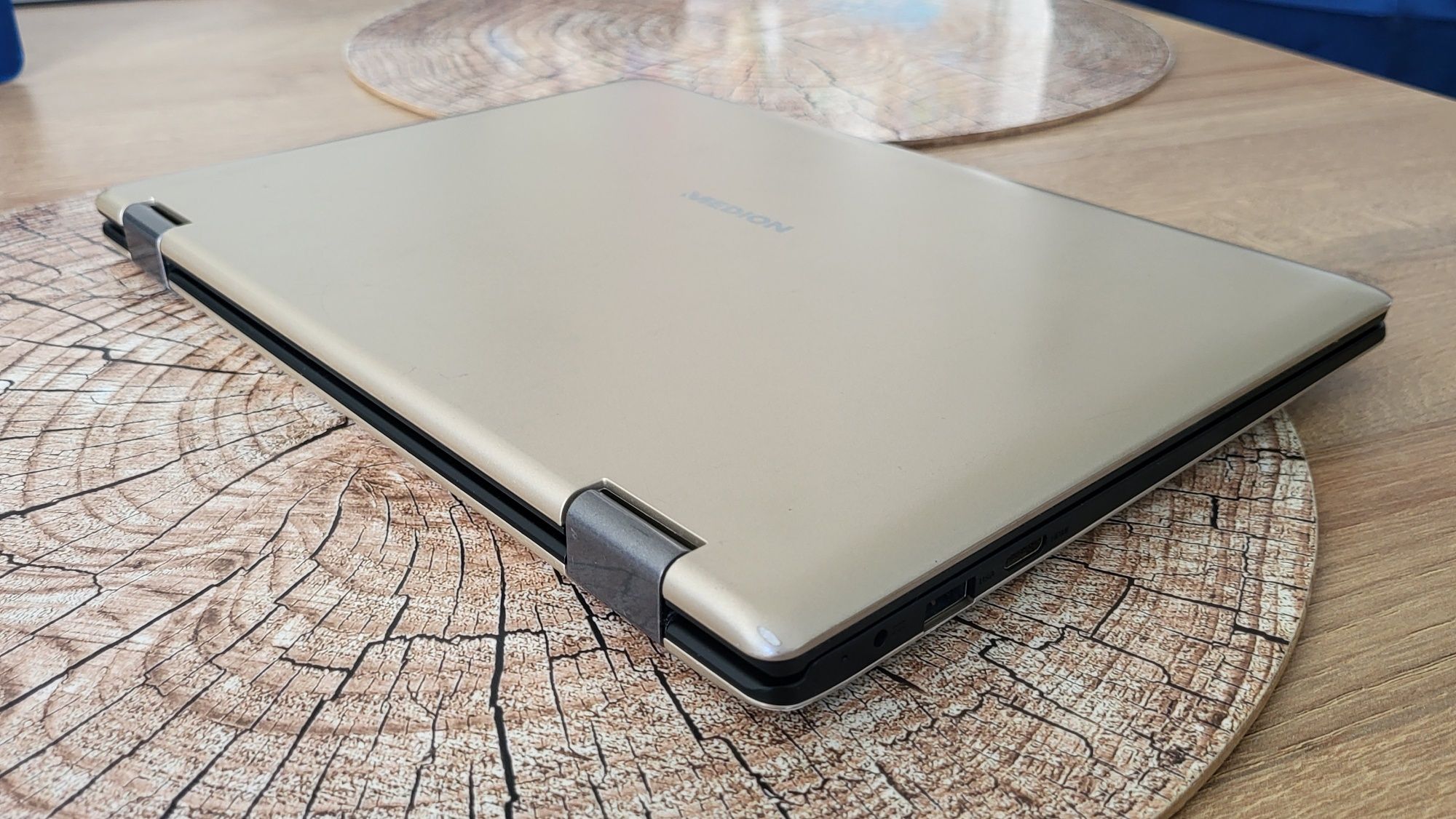 Laptop Medion Akyoya e2218t (md 60200) / uszkodzone ładowanie