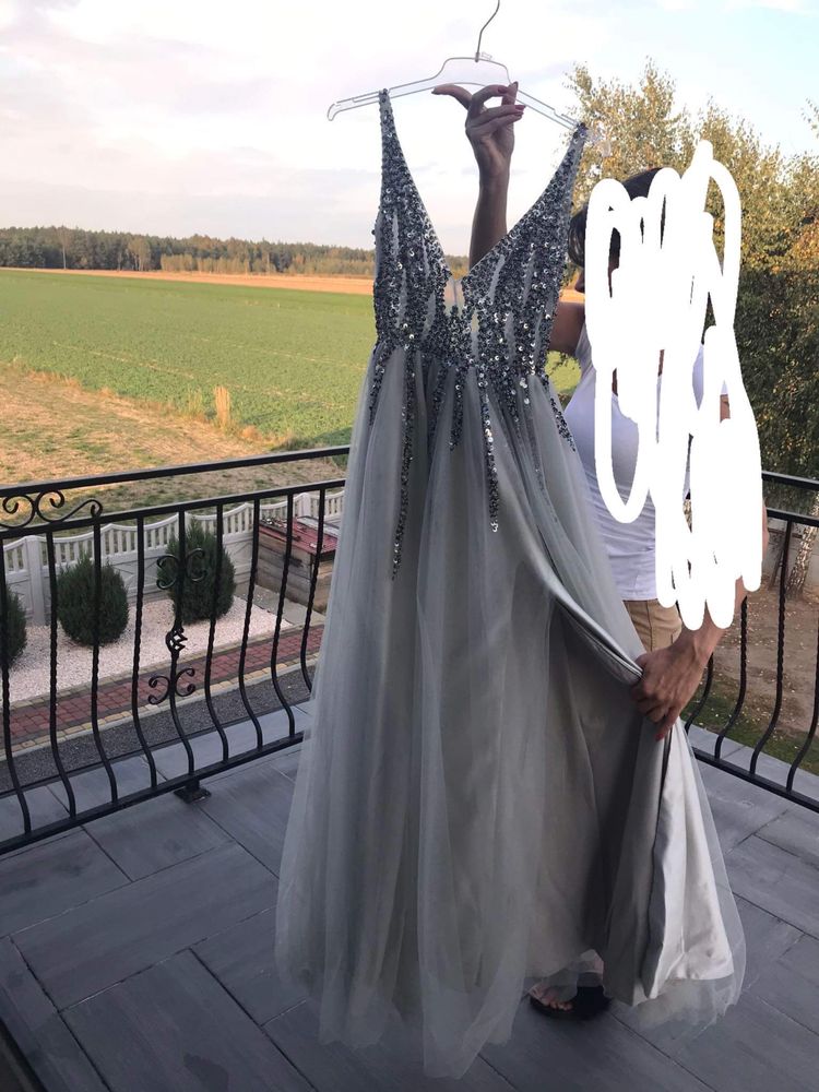 Dluga sukienka, robiaca ogromne wrazenie